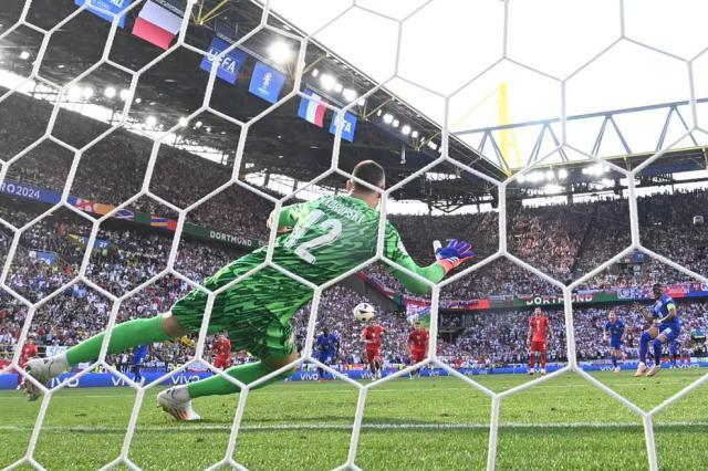 1719336171120065326.jpg 开云APP-【欧洲杯】莱万点射摧毁姆总首球,D2法国落死亡半区