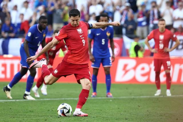 1719337434829021586.jpg 开云APP-【欧洲杯】莱万点射摧毁姆总首球,D2法国落死亡半区