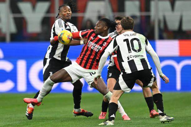 1732413243852060112.jpg 开云官网-【现场】催眠大战米兰主动缴械,圣西罗万人嘘丰塞卡