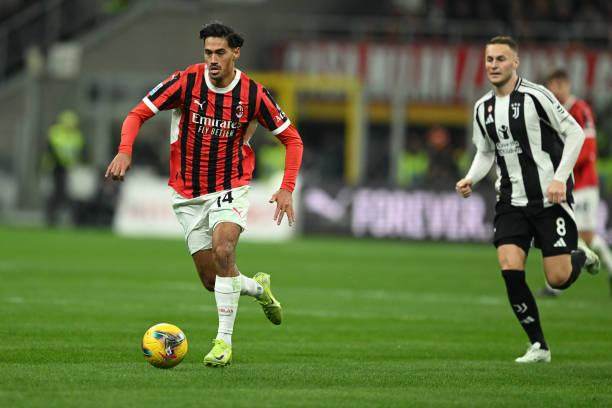 1732413284494057379.jpg 开云官网-【现场】催眠大战米兰主动缴械,圣西罗万人嘘丰塞卡