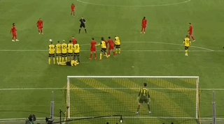 1733028199298024166.gif 开云官网-穆西亚拉进球绝平,聚勒被球闷倒干扰多特防线?