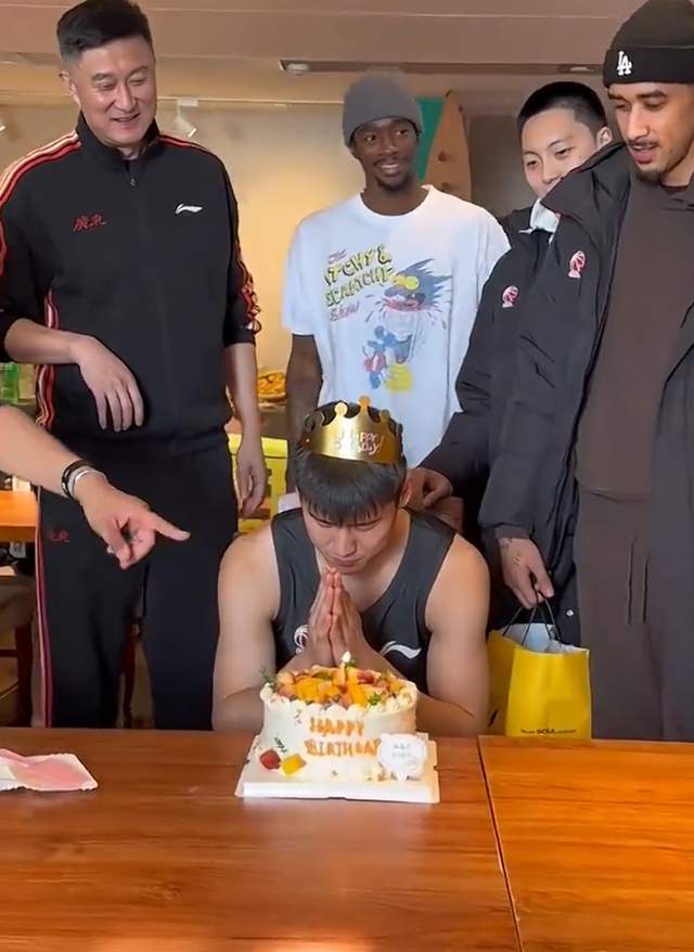 山东小伙20岁生日，徐杰暖心，杜锋贴心，杜润旺胡明轩下手太狠了