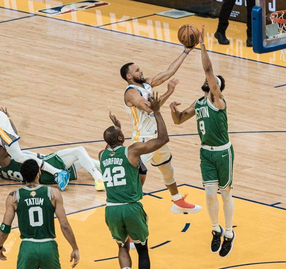 开云在线-绿军88分创季后赛新低 勇士防守全面升级强势反弹