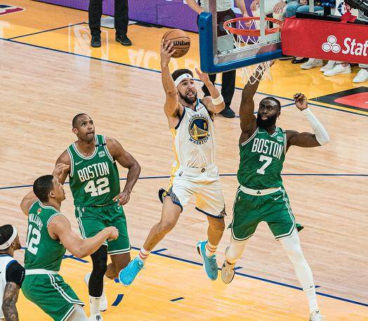 开云在线-绿军88分创季后赛新低 勇士防守全面升级强势反弹