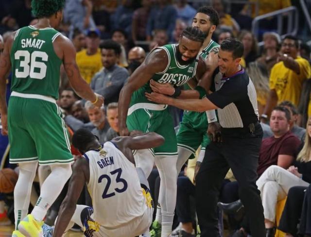 开云在线-绿军88分创季后赛新低 勇士防守全面升级强势反弹