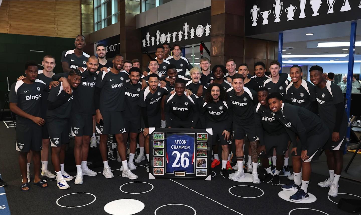 开云入口-马马杜-萨尔被召回后，切尔西球员共同祝贺他赢得非洲杯冠军